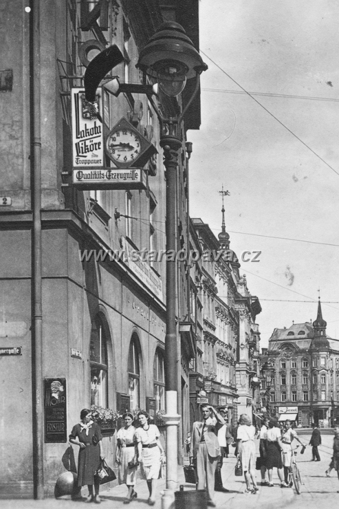 hansel (5).jpg - Budova kavárny nesoucí již jméno Philipp na pohlednice ze 40.let 20.století. Budova má oproti starším fotografiím přestavěnou spodní část.